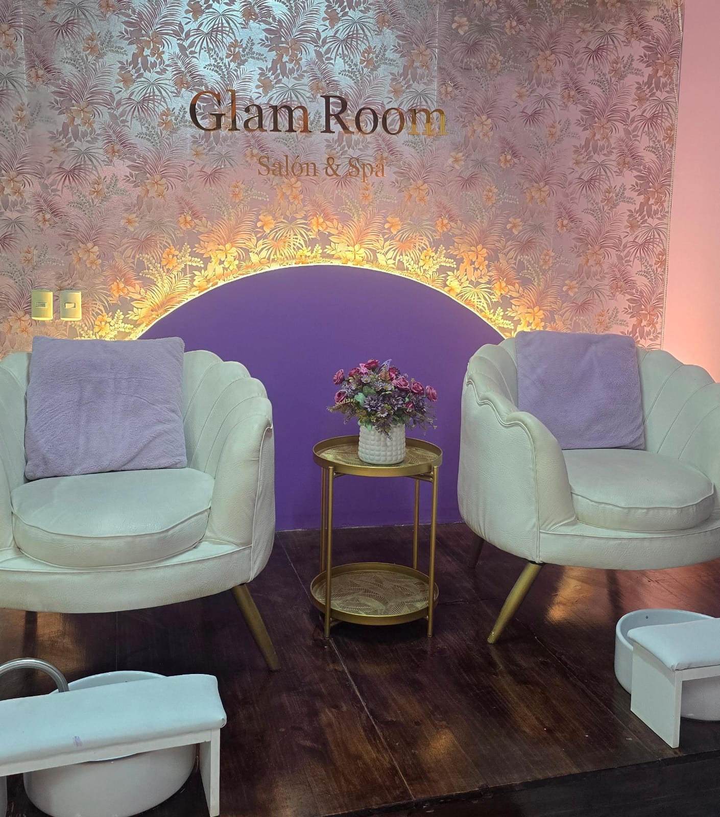 Interior del salón Glam Room en San José, Costa Rica